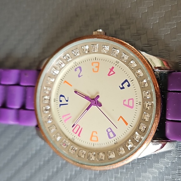 Purple and crystal wrist watch - Picture 2 of 9